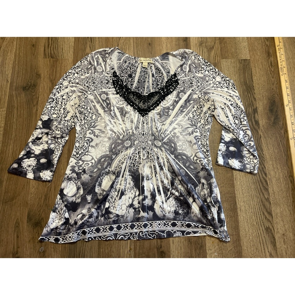 Live & Let Live Shirt, Womens Size Medium, White Gray Black, Lace, Allover Print